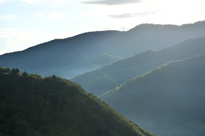 朝日を浴びる、深山の最奥の地・檜枝岐村の険しくも雄大な山々の姿です（２０２４年５月２２日・午前６時４２分）。