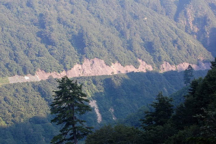 この国道がいかに過酷な大自然の地に建設されてきたのかを物語るような景観ですね（２０１８年７月１９日）。
