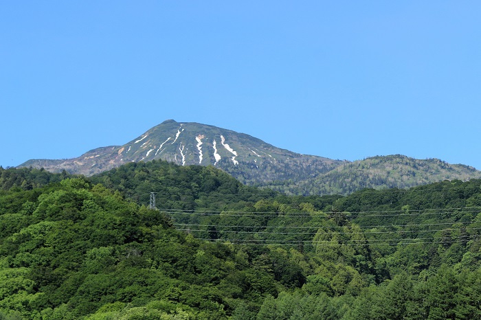 雪解けがいつもの年よりも早く感じられた燧ケ岳（標高２３５６ｍ）を見つめて（２０２４年６月１１日）。