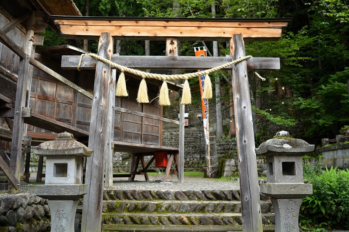 夏祭りの早朝訪れた鎮守神鳥居前にて（２０２４年８月１８日）。