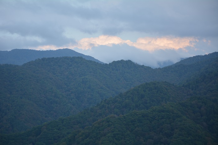 これから秋の紅葉と全山紅葉の鮮やかな姿に移り変わってゆく檜枝岐村の山々を望んで（２０２４年１０月２日）。