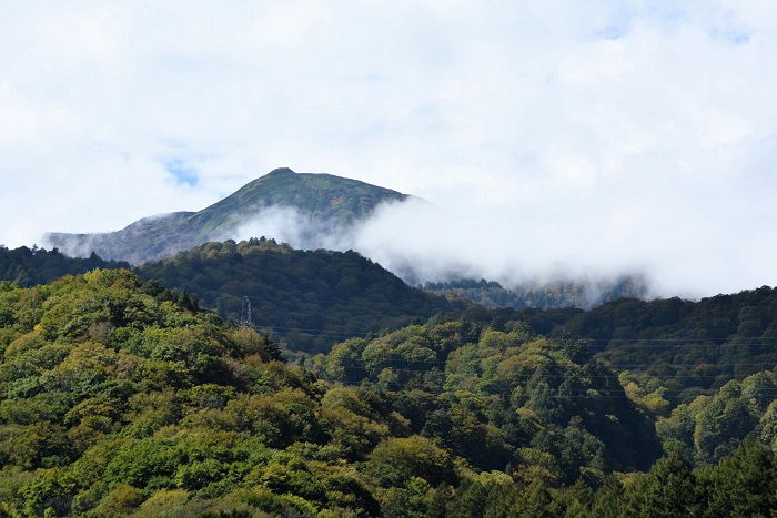 夏の様相から秋色にわずかながら変わり始めつつある燧ケ岳の雄姿です。会津駒ケ岳（標高２１３２．４ｍ）と燧ケ岳（標高２３５６ｍ）は檜枝岐村の2大１００名山です。ぜひおいでください（２０２４年１０月１０日）。