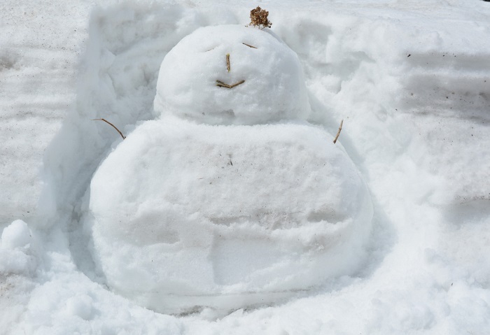 ３月・春の雪ダルマを見つめて。