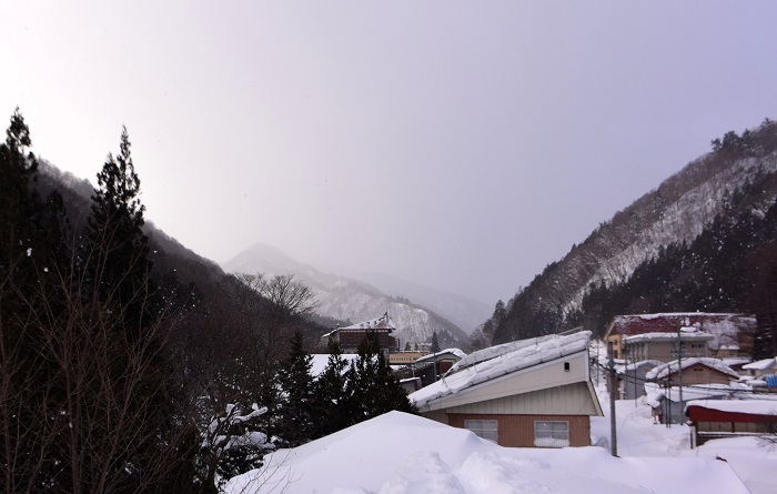 屋根の雪下ろし作業を終えて、南西の方角(尾瀬方面）を望んで。やがて訪れる山菜や尾瀬そして花々の季節を待ち望んで（２０２５年１月１８日）。