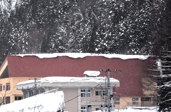 屋根の雪下ろし作業の合間に檜枝岐村の学校方面を望んで。人口減少の中、元気に学校へ通っている子供達の姿ほど、希望と夢に満ちた心強いものはありません（２０２５年１月１４日）。