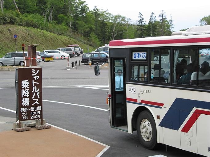 ５００台収容の尾瀬御池登山口駐車場のすぐそばから、尾瀬シャトルバスは発着されます（画像は、２００７年６月１４日の画像です）。