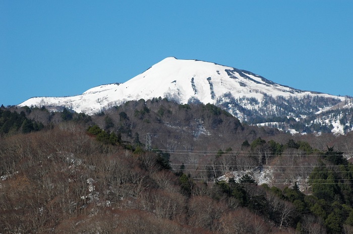 尾瀬のシンボル・燧ケ岳（標高２３５６ｍ）の残雪の光景です。山頂からの光景には尾瀬の雄大な大自然を望む、奥深く本当に尊い、圧巻の景観があります（２０２５年４月２６日）。