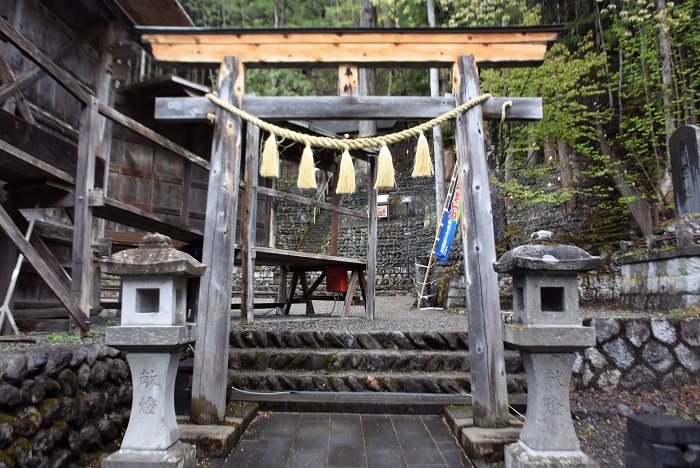 檜枝岐村・鎮守神社、鳥居前にて。お正月・春の祭礼・夏の祭礼・１２月３１日の年末の年４回は参拝したいものです（２０２５年５月１２日）。