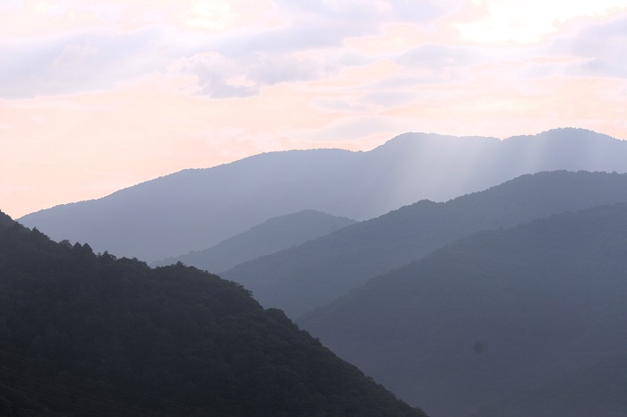 人口密度は日本一低く、森林山岳面積約９８％の檜枝岐村です。朝日を浴びる山々を望んで（２０２５年７月２３日）。