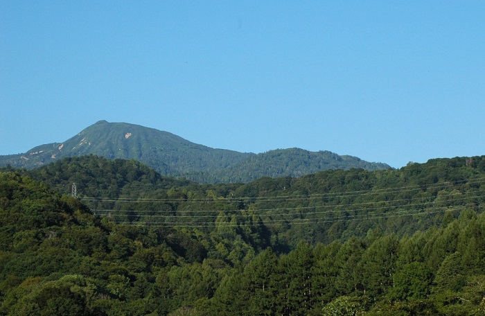 青々とした燧ケ岳（標高２３５６ｍ）と尾瀬ブナ平方面の光景です（２０２５年９月１日）。