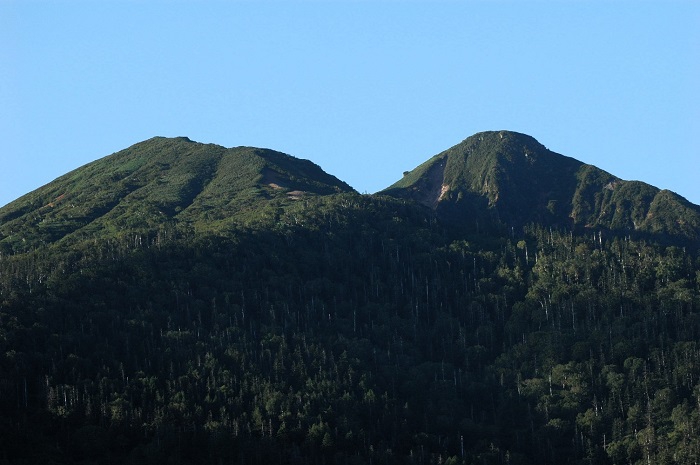 小沢平樹海ラインより燧ケ岳の光景を望んで。爼嵓の雄大な光景と、東北以北の最高峰・柴安嵓の雄姿です（２０２５年９月１２日）。