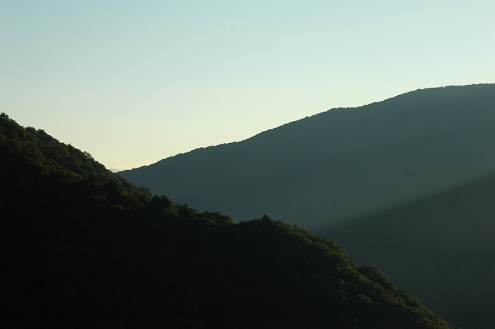 お客様から、「檜枝岐村でどこか見るところはありますか」と聞かれたときに、「山しかありません」と答えたことも何回もあります。森林山岳面積が約９８％を占める深山の檜枝岐村です（２０２５年９月１２日）。