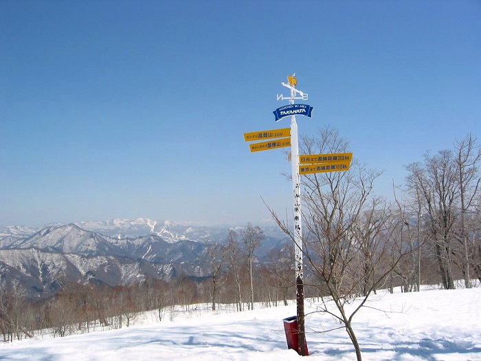 高畑スキー場オレンジコース山頂にて。遠くに、会津高原たかつえスキー場も見えます（２００８年４月６日）。