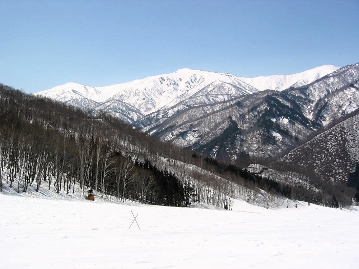 高畑スキー場ブラックコース緩斜面より、花の名山・会津駒ケ岳方面を望んで。高畑ならではの幅の広いブラックコースは、スキー技術上達のための、最高のコースとなります（２００８年４月６日）。