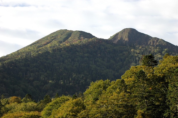 ダケカンバの紅葉の色合いが目につき始めた、１０月初旬の燧ケ岳の光景です（２０２５年１０月８日）。