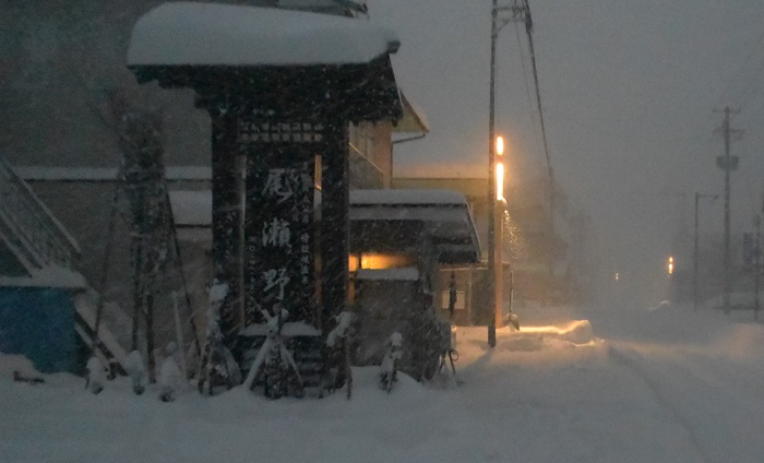 いよいよ厳しい冬の季節の始まりとともに、それは時に生きてゆくための雪とのそして冬の自然との過酷な戦いの日々の始まりでもあります(2025年12月4日)。