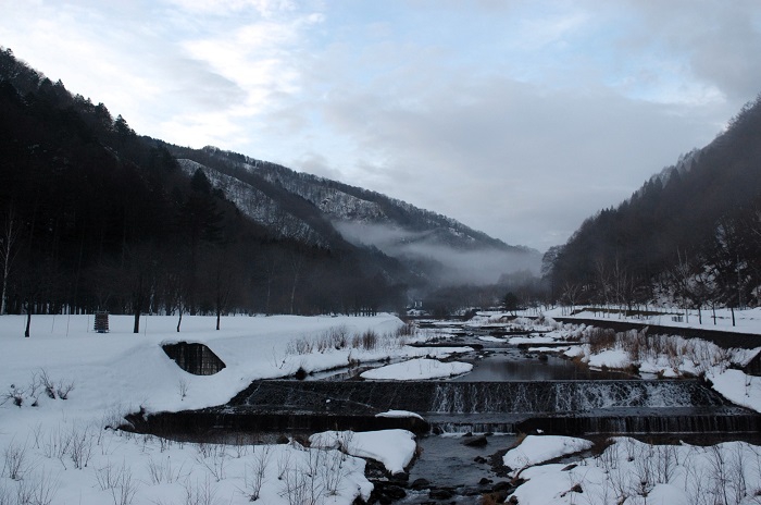ミニ尾瀬公園より、檜枝岐川と遠くに尾瀬の方角を望んで（２０２５年１２月２５日）。