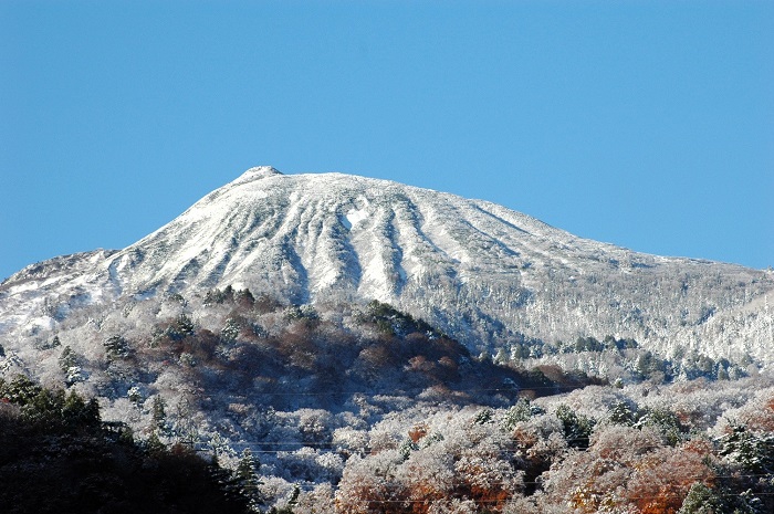 １１月・紅葉の輝きとともに白銀の雪の輝きも望みながら。
