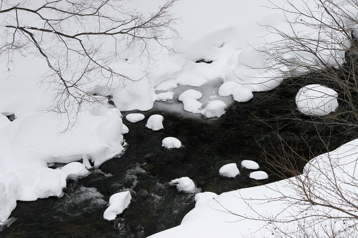 日々凍り付くような寒さの中で真冬の渓谷を見つめて（２０２６年１月１３日）。