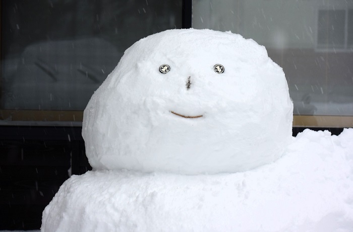 尾瀬野玄関横の雪ダルマを見つめて（２０２６年１月１４日）。