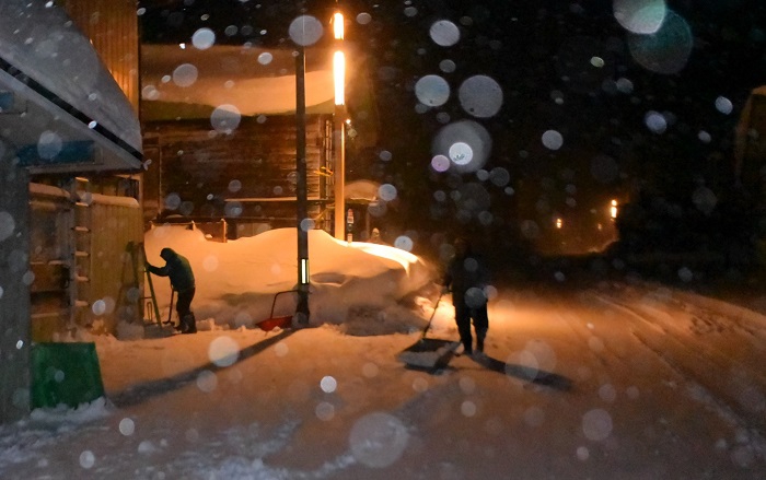 高齢化を迎えた父と母の早朝の除雪作業の光景です（２０２６年１月３０日）。