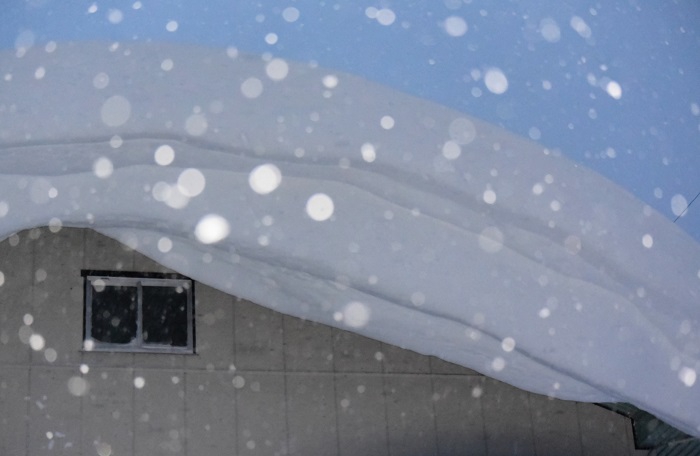 檜枝岐村ではこの屋根の軒に覆いかぶさる雪のことを、「フッカケ」と呼んでいます。大雪の場合の落下の衝撃は相当なもので、常に確認と様子見が必要になります（２０２６年１月２６日）。