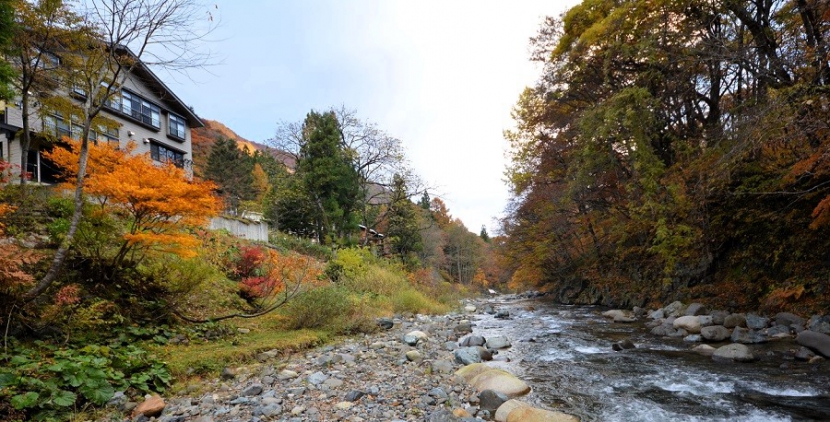 秋の紅葉に包まれる檜枝岐川渓谷と尾瀬野(2021年11月4日)。