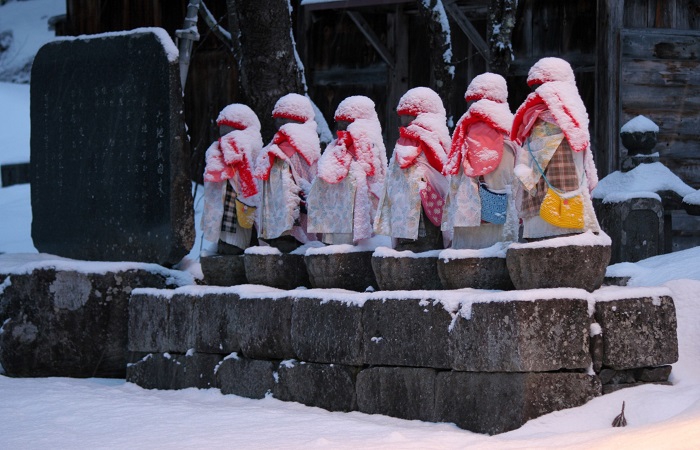 厳冬の朝、夜明けの街灯に照らされる六地蔵の姿です。今年の冬も、厳寒の檜枝岐村を見守っていただきました（２０２６年３月９日）。