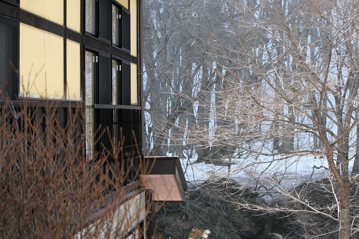 尾瀬野の周りの樹木や自然の光景も春らしくなり、小雪の冬の影響で雪解けも非常に早いですが、ようやく暖かい春の陽気に包まれる日々となりました（２０２６年３月２９日）。