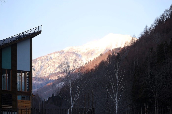 ミニ尾瀬公園の管理棟も新しくリニューアルされてのオープンとなります。管理棟の奥に燧ケ岳（標高２３５６ｍ）を望んで（２０２６年４月３日）。