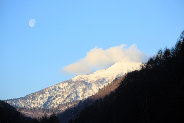 ミニ尾瀬公園から残雪残る燧ケ岳(標高2356m)の残雪の光景を望んで(2026年4月6日)。