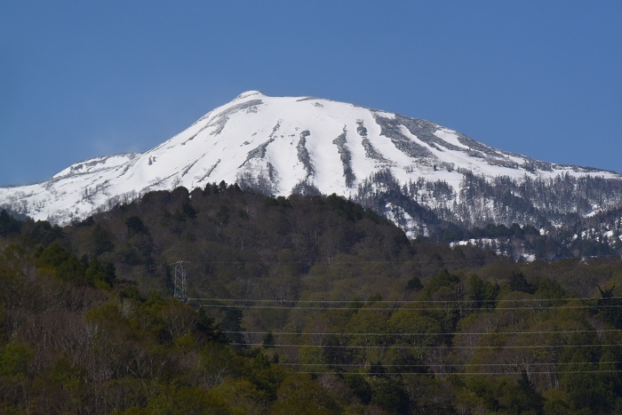 この日の朝は、かなりの冷え込みで、燧ケ岳の山頂付近では降雪が見られたようでした(2026年5月2日)。
