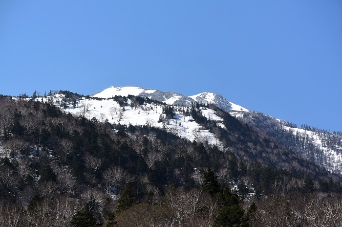 尾瀬御池登山口より、残雪に輝く燧ケ岳を望んで(2026年5月2日)。