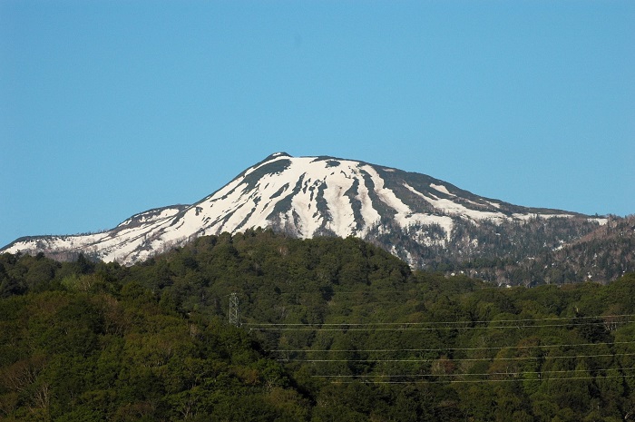 いつもの年よりも、残雪の量は少ない今年の燧ケ岳(標高2356m)の春の残雪の光景です(2026年5月15日)。