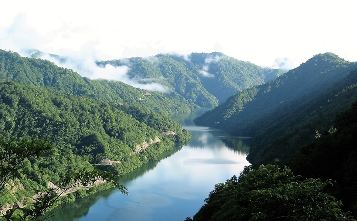 深山霊峰の山々の中を貫く国道３５２号線です（２００７年６月２３日）。