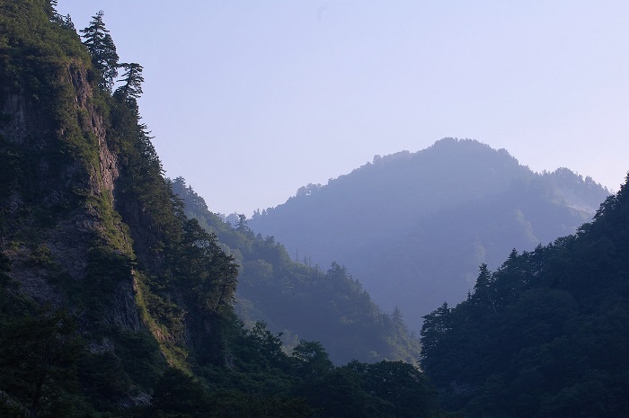 平ヶ岳（標高２１４１ｍ）へと連なる大自然の様相は本当に神秘的で雄大で美しいものです（２０１８年７月１９日）。
