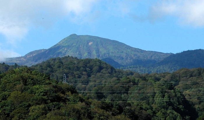 まだまだ緑濃い燧ケ岳（標高２３５６ｍ）の光景です。秋晴れの中で（２０２６年９月１３日）。
